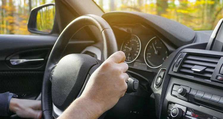 原地打方向盤(pán)傷車(chē)嗎