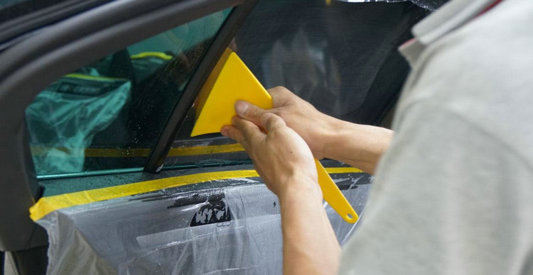 新車(chē)剛貼完膜可以洗車(chē)嗎