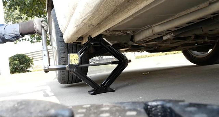 小車換輪胎千斤頂頂那個(gè)位置