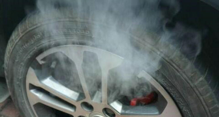 剎車片冒煙可以澆水嗎