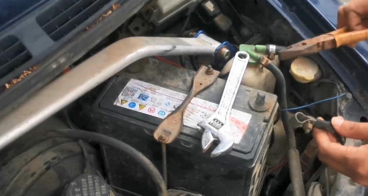 汽車電瓶先拆正極還是負極