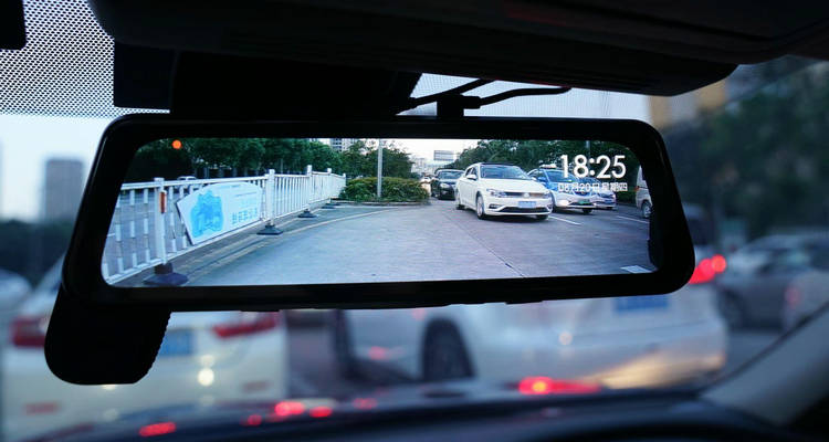 行車記錄儀內(nèi)置和外置的哪個好