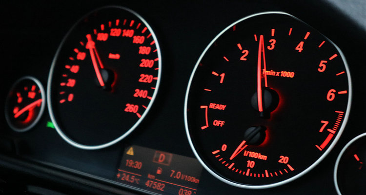 汽車轉(zhuǎn)速表指針上下抖動正常嗎