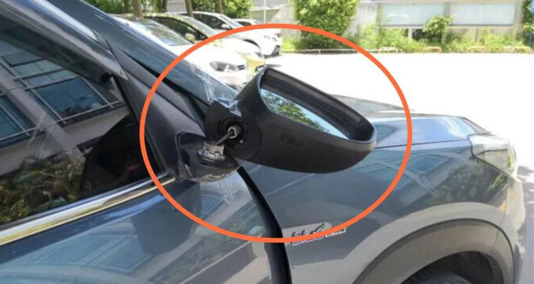 后視鏡被掰斷了換一個(gè)多少錢(qián)