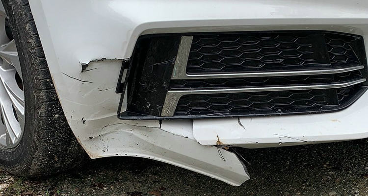 保險杠撞裂了是修還是換