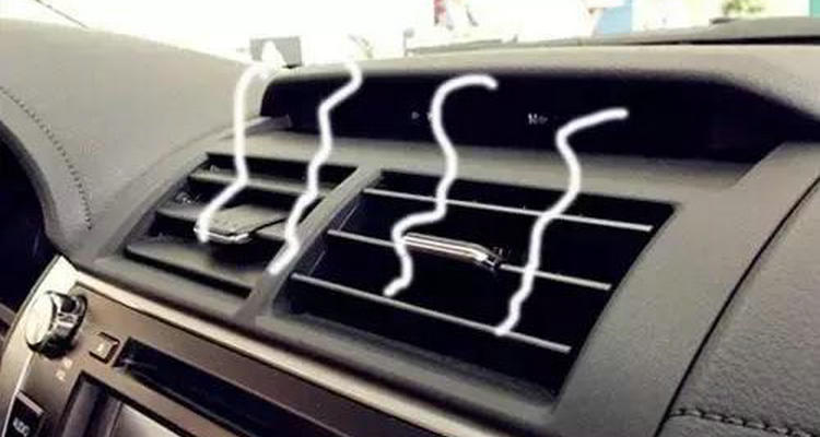 車內(nèi)一開空調(diào)就有酸臭味怎么回事