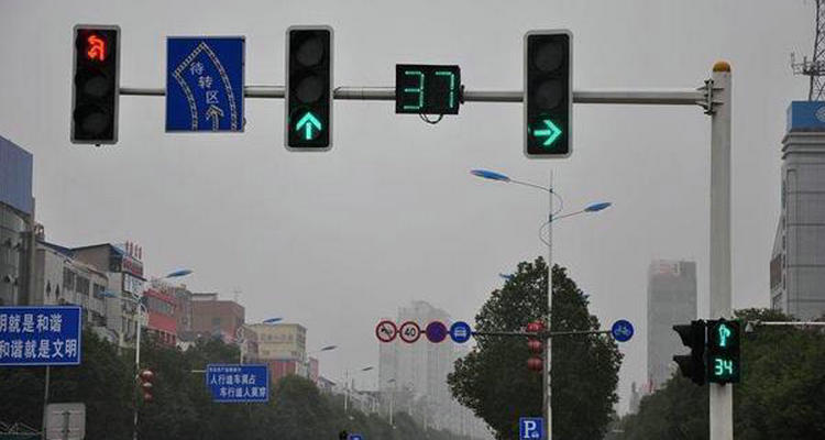 紅燈駛?cè)胱筠D(zhuǎn)待行區(qū)算闖紅燈嗎