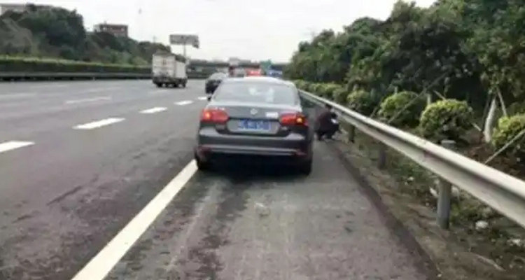 高速路違停怎么處罰 高速路違?？蹘追?></i>
          <h3>高速路違停怎么處罰 高速路違?？蹘追?/h3>
          <span>違章</span>
          <p class=