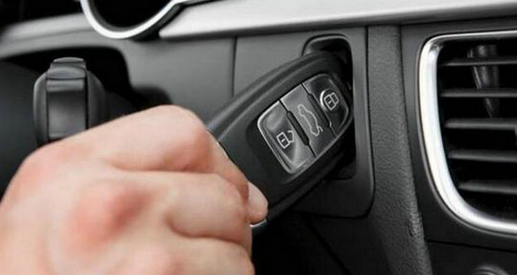 車鑰匙鎖在車里怎么打開車門