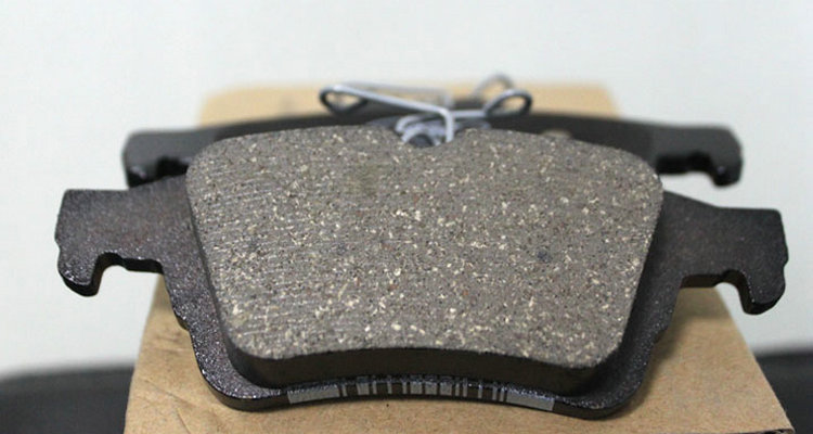 剎車片換兩個(gè)還是四個(gè)