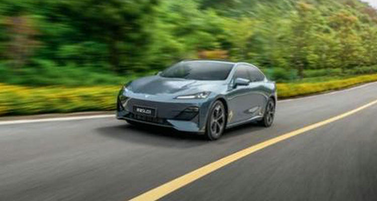 起步半離合踩油門(mén)正確嗎