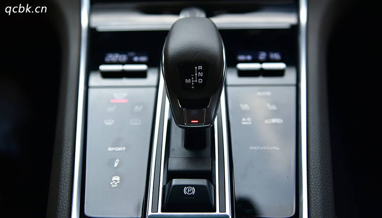 等紅綠燈時(shí)是掛n檔還是一直踩剎車(chē)