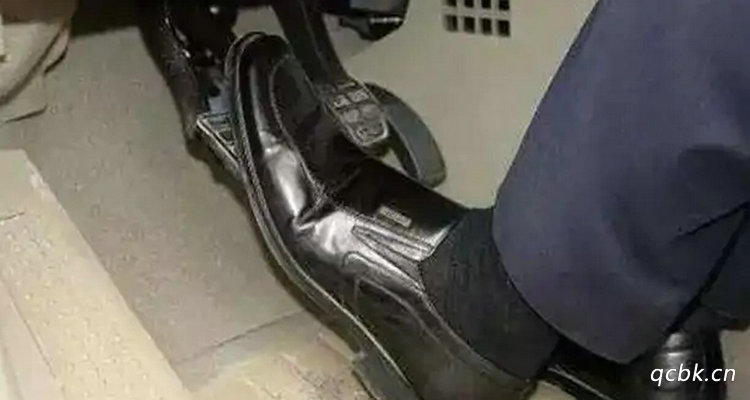 手動擋先松離合還是先松剎車