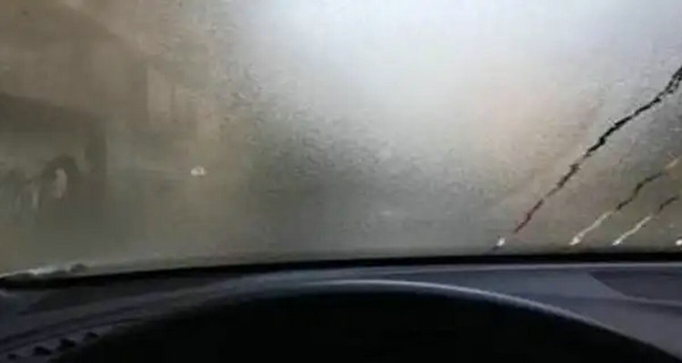 車前窗內有霧氣怎么處理