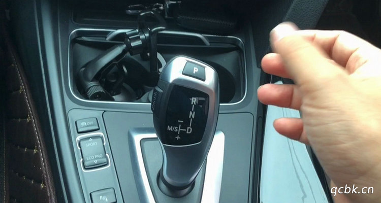 自動擋車怎么停車 自動擋汽車正確停車步驟