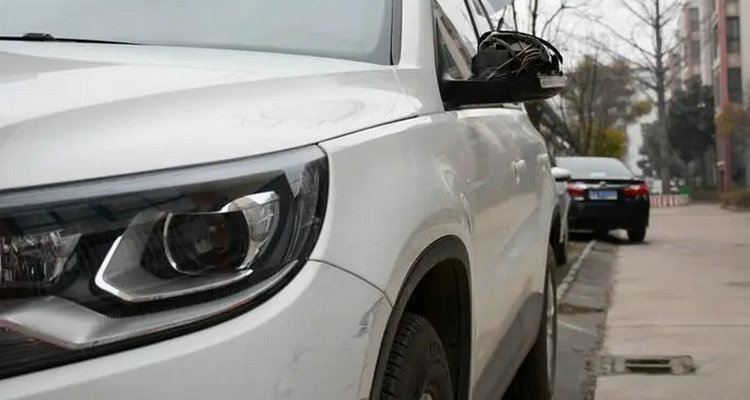 車子停在路邊被刮到了應該怎么處理