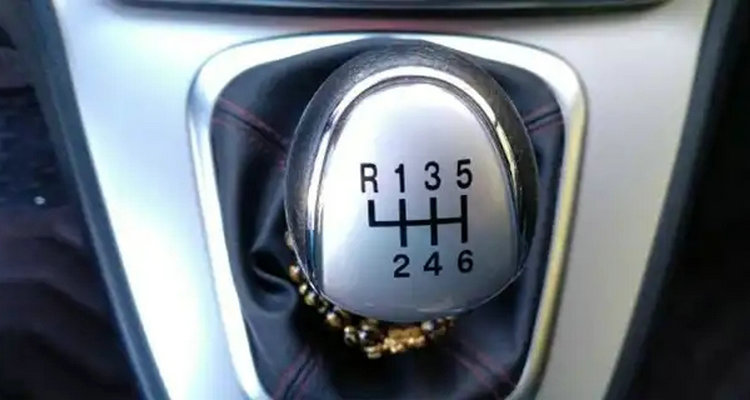 手動擋怎么倒車步驟 手動擋倒檔正確方法