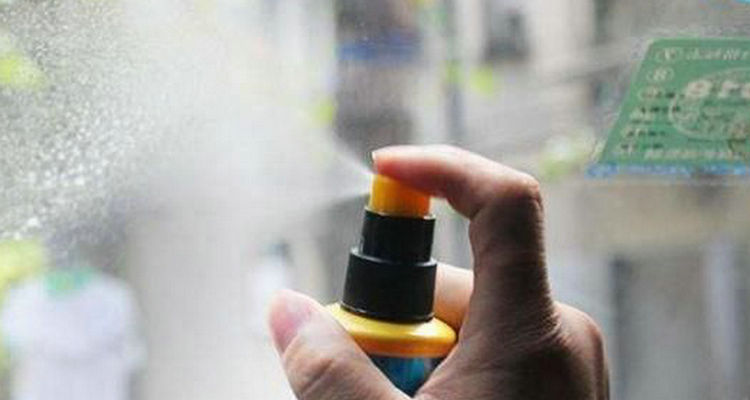 汽車(chē)擋風(fēng)玻璃外面起霧怎么解決