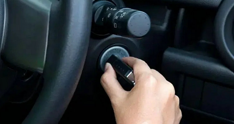 車鑰匙插里面拔不出來了怎么辦