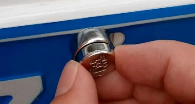 車牌螺絲怎么拆下來 車牌螺絲怎么拆卸