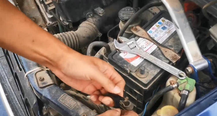 汽車電瓶線怎么拔掉 汽車長(zhǎng)期不開電瓶怎么斷電