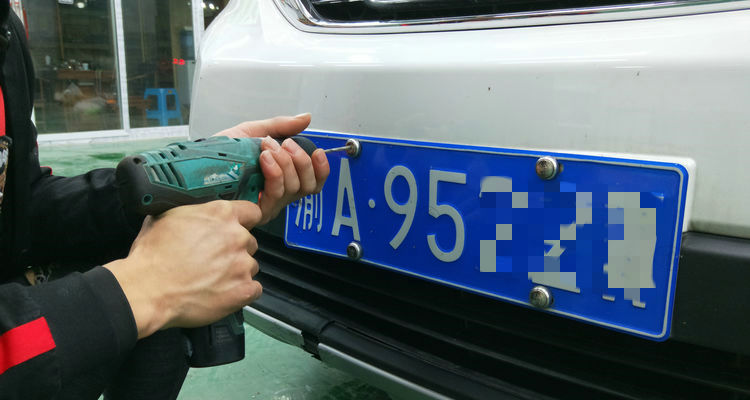 自己卸車(chē)牌最簡(jiǎn)單的辦法 車(chē)牌怎么拆下來(lái)