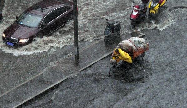 汛期行車安全，行車安全要謹(jǐn)慎（遵守規(guī)則）