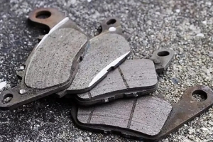 4個(gè)剎車片一般多少錢，根據(jù)車型和剎車片材料定價(jià)（一般一到三百之間）