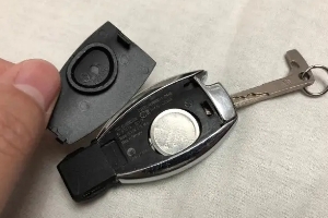 奔馳鑰匙電池怎么換，大部分鑰匙的電池型號(hào)是cr02253v（內(nèi)附更換步驟）