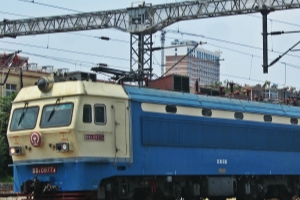 電力機(jī)車自身帶不帶能源，屬于非自帶能源機(jī)車