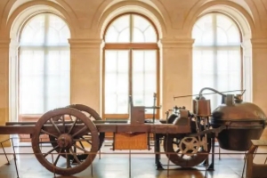 汽車的演變過程簡(jiǎn)圖，歷經(jīng)三個(gè)時(shí)代