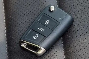 大眾車(chē)鑰匙換電池圖解 僅需四個(gè)操作步驟(電池每三年更換一次)