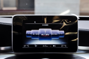 奔馳c中控屏幕不亮了 可以重新啟動(dòng)系統(tǒng)、檢查鏈接線路、換保險(xiǎn)絲