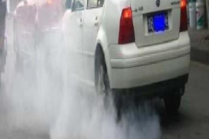 汽車尾氣超標怎么解決 更換火花塞、三元催化器、清理進排氣系統(tǒng)