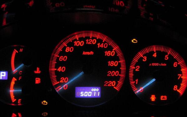 汽車的報警裝置 發(fā)動機故障燈亮代表什么