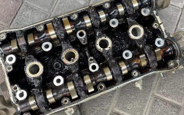 控制氣門的開(kāi)啟和閉合 發(fā)動(dòng)機(jī)凸輪軸是什么