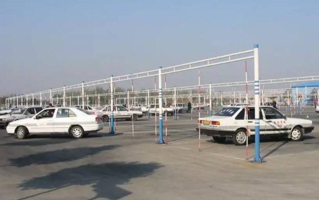 學(xué)駕照年齡上限是多少，根據(jù)車型來分