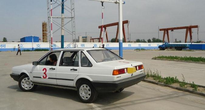 學駕照下載哪個軟件看題，駕考寶典受歡迎