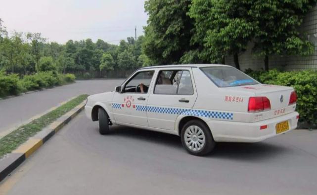 c1學(xué)費(fèi)全國(guó)統(tǒng)一價(jià)格表，服務(wù)費(fèi)用存在差異