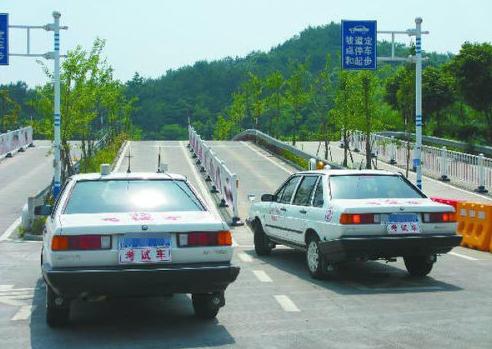 科目二上坡起步絕不會(huì)熄火的訣竅，手眼腳要配合好