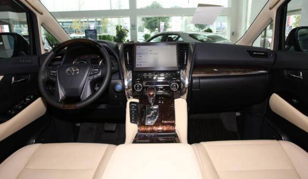 豐田埃爾法黃金特別版，舒適感強，動力足