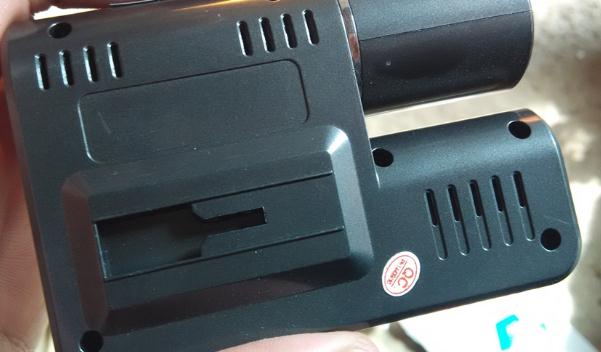 行車記錄儀存儲(chǔ)卡安裝步驟,注意插卡的方向