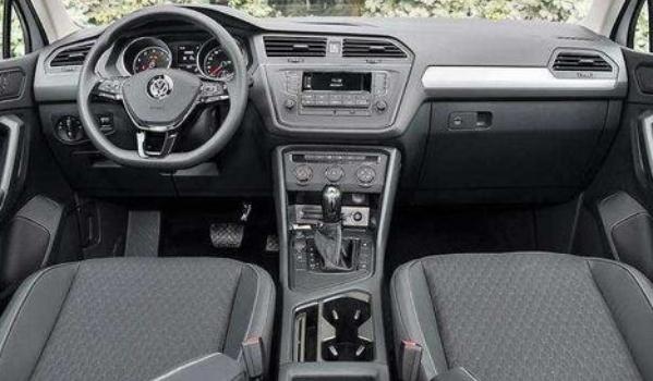 汽車內飾翻新一般多少錢，車型不同價格不同（日常保養(yǎng)很重要）