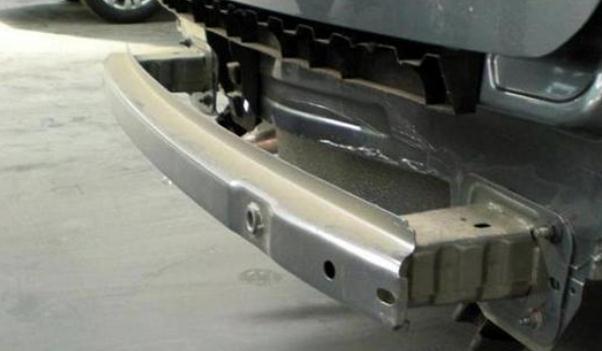 防撞梁是用來(lái)減輕車(chē)輛受到震動(dòng)力的一種裝置（必不可少）