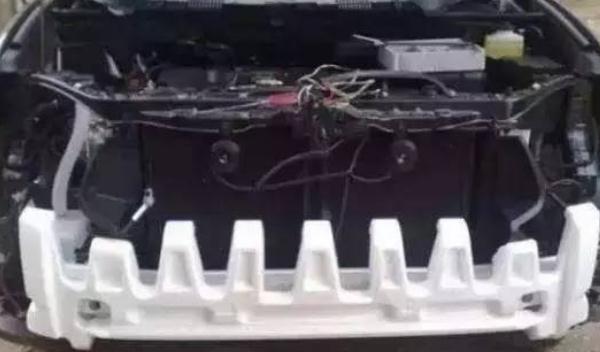 防撞梁是用來(lái)減輕車(chē)輛受到震動(dòng)力的一種裝置（必不可少）