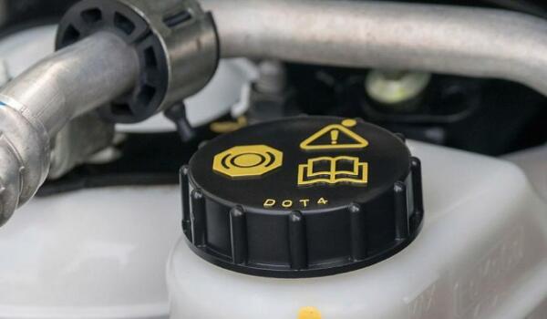 粘性好凝固點(diǎn)低沸點(diǎn)高是基本要求 剎車(chē)油多長(zhǎng)時(shí)間更換一次