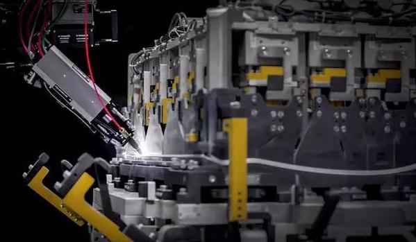 激光焊接車身，焊縫寬度控制在2mm以下（精準(zhǔn)可控）