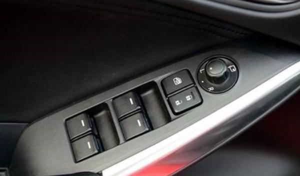 車速感應(yīng)自動上鎖，防止突然打開車門的危險（感應(yīng)開關(guān)）