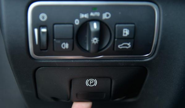 電子差速鎖，車速低于40公里/小時啟動（提高行車安全）