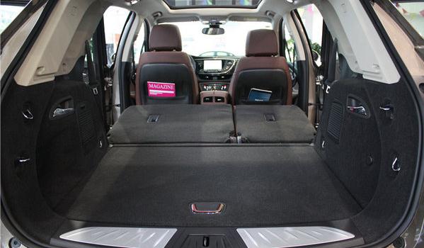 后排座椅放倒，加大空間容積大（自駕游還能舒服的睡覺）